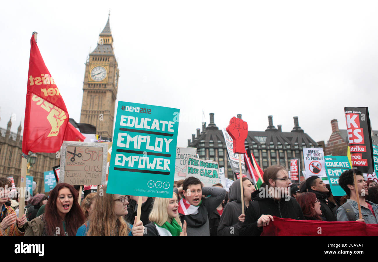 Londres, Royaume-Uni. 21 novembre 2012. Des milliers d'étudiants ont défilé dans le centre de Londres aujourd'hui sous le slogan de "educate, employer, empower". Malgré les craintes de la police et des organisateurs d'une répétition de la violence vu à une manifestation similaire en 2010, le mars est demeurée en grande partie pacifiques. George Henton / Alamy Live News. Banque D'Images