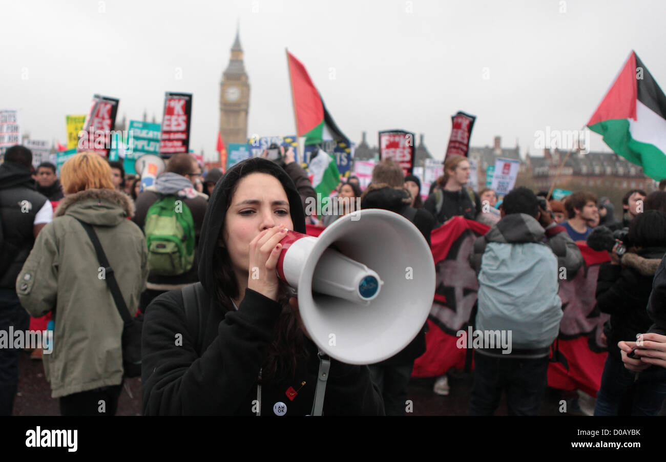 Londres, Royaume-Uni. 21 novembre 2012. Des milliers d'étudiants ont défilé dans le centre de Londres aujourd'hui sous le slogan de "educate, employer, empower". Malgré les craintes de la police et des organisateurs d'une répétition de la violence vu à une manifestation similaire en 2010, le mars est demeurée en grande partie pacifiques. George Henton / Alamy Live News. Banque D'Images