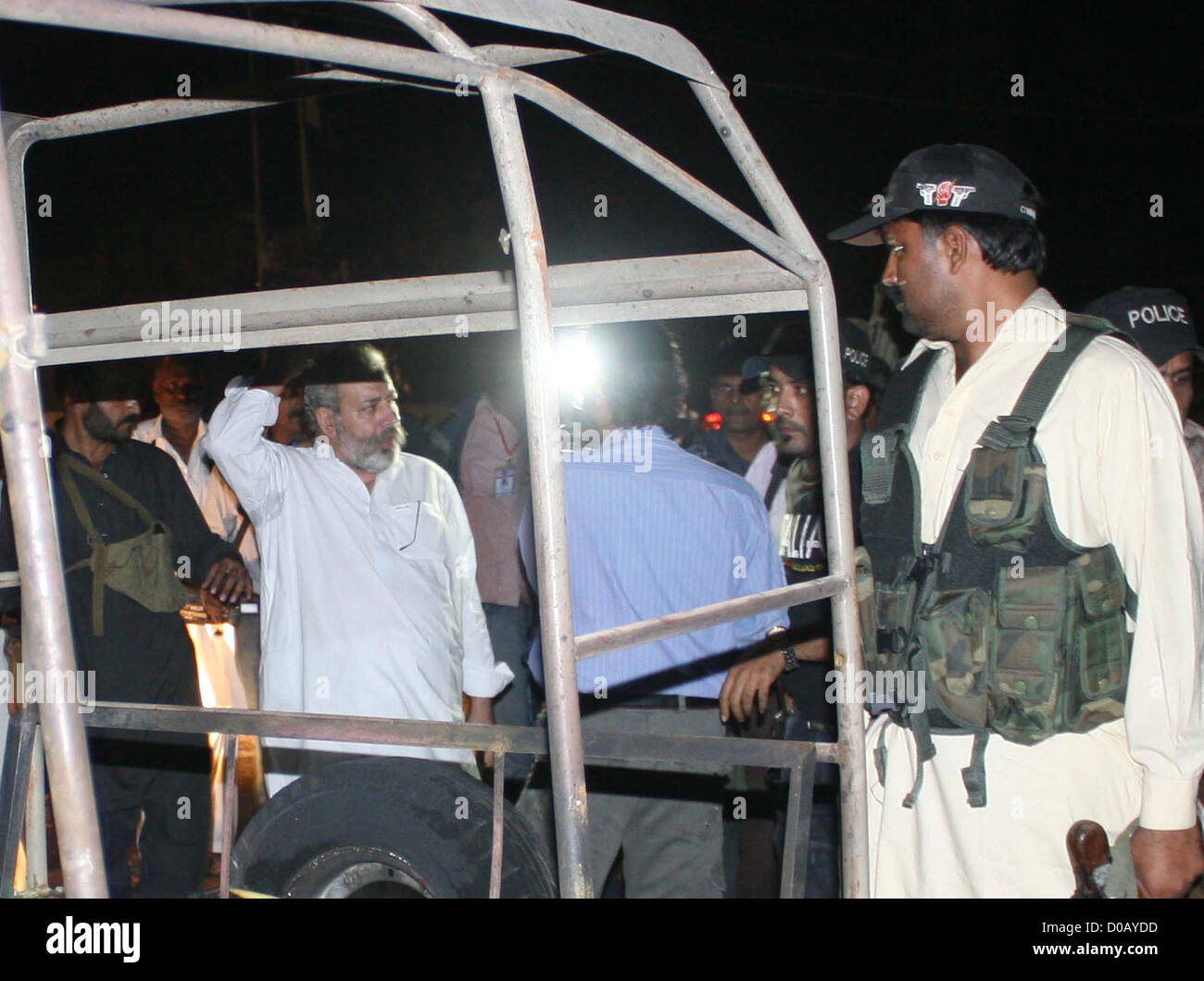 Officier de police judiciaire, Aslam Chaudhry se tient sur le site au cours de sa visite après une bombe près de Imambargah Hyder-e-Karrar dans Ville Orangi à Karachi le mercredi, Novembre 21, 2012. Deux explosions dans la ville s'est placé près d'Orangi Imambargah, premier haut a été menée par un kamikaze et tué un conducteur de pousse-pousse et sept autres blessés, et la seconde explosion a eu lieu juste à côté de la porte d'un Imambargah, tandis que le premier a eu lieu cinquante pieds de l'endroit. Certains médias et le personnel de sauvetage d'urgence ont été blessés dans la seconde explosion ainsi que le personnel de sécurité Banque D'Images