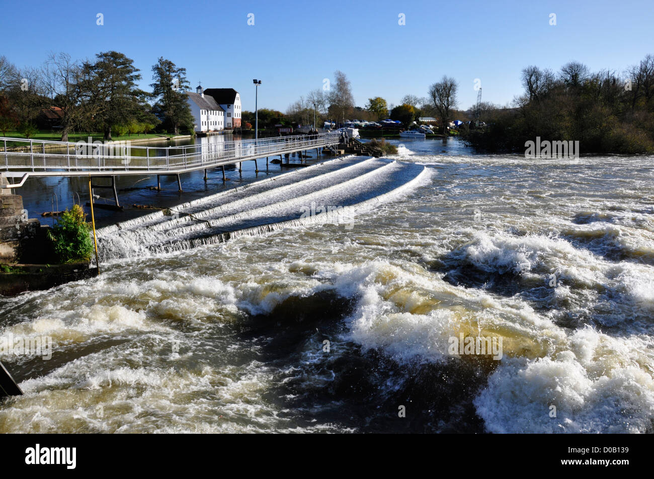 - Bucks Hambleden Mill fin - poussée de l'eau sur la Tamise weir - création d'une queue de l'eau blanc brut - soleil d'hiver lumineux Banque D'Images