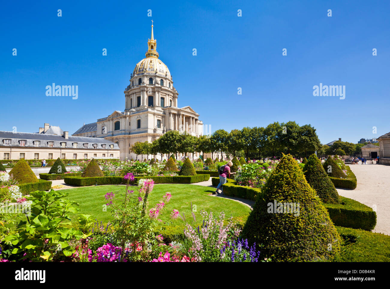 À la personne à les fleurs dans les jardins de l'Église du Dôme des Invalides tombeau de Napoléon Paris France Europe de l'UE Banque D'Images