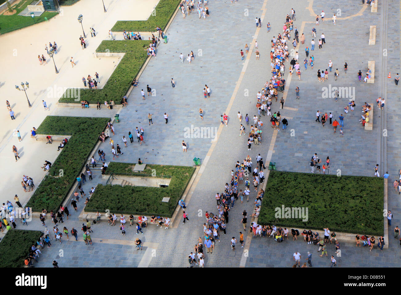 Vue aérienne de la foule en face de Notre Dame de Paris, France Banque D'Images