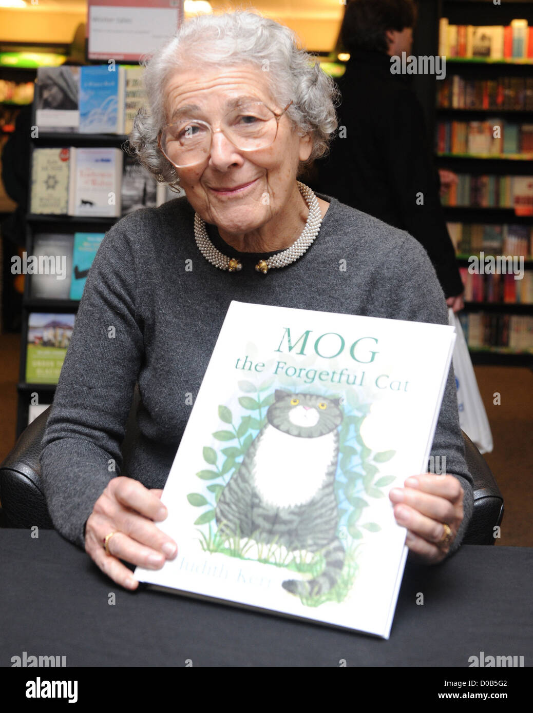 Judith Kerr signe des exemplaires de son livre intitulé 'Mog l'oublieux Cat' à Waterstone's Kensington Londres, Angleterre- 11.12.10 Banque D'Images