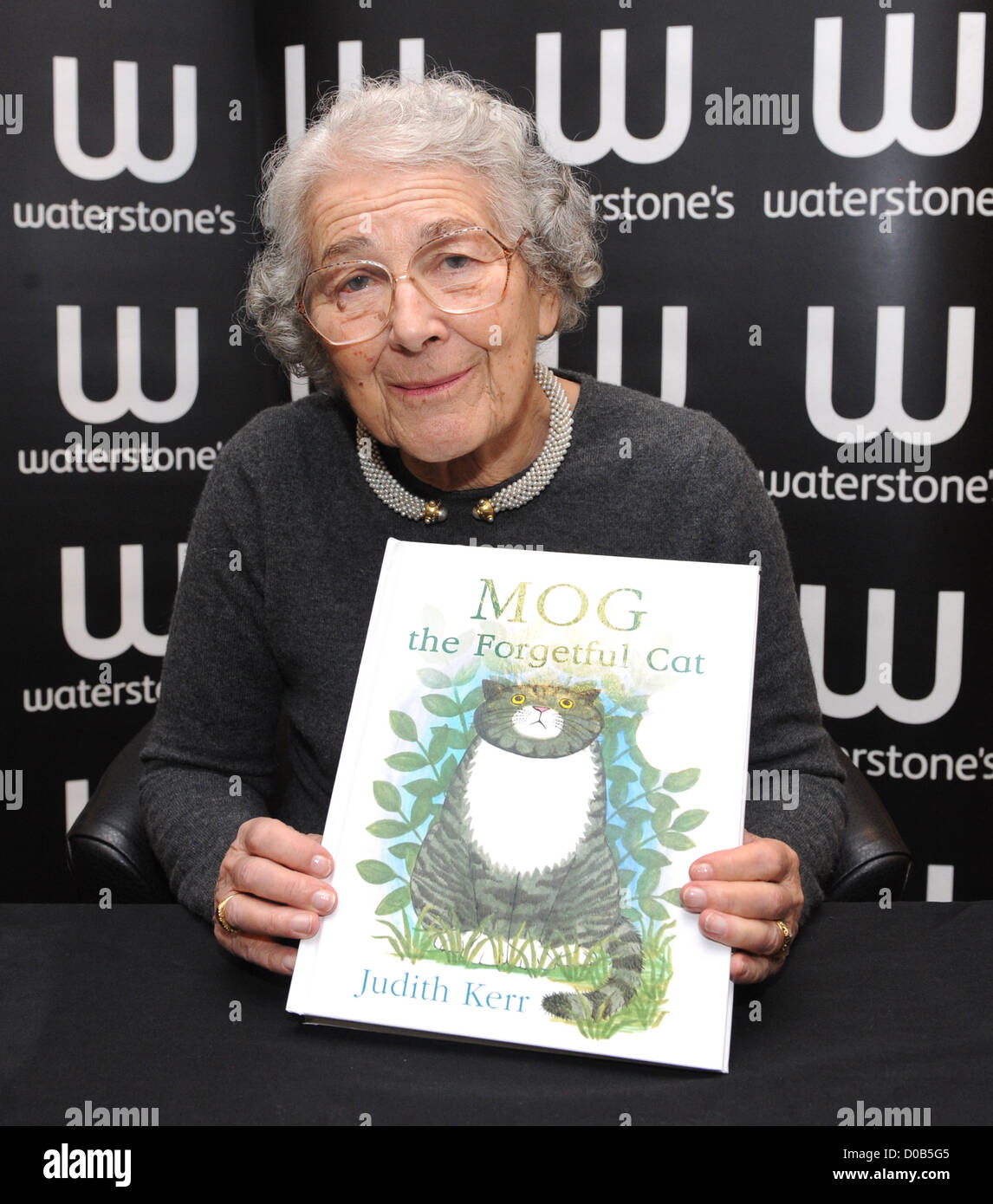 Judith Kerr signe des exemplaires de son livre intitulé 'Mog thegetful Cat' à Waterstone's Kensington Londres, Angleterre- 11.12.10 Banque D'Images
