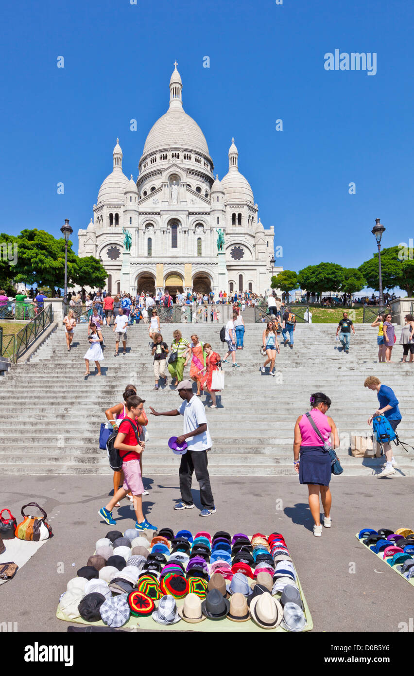 Les hommes qui vend des souvenirs aux foules de touristes sur les étapes ci-dessous Sacre Coeur Paris France Europe de l'UE Banque D'Images