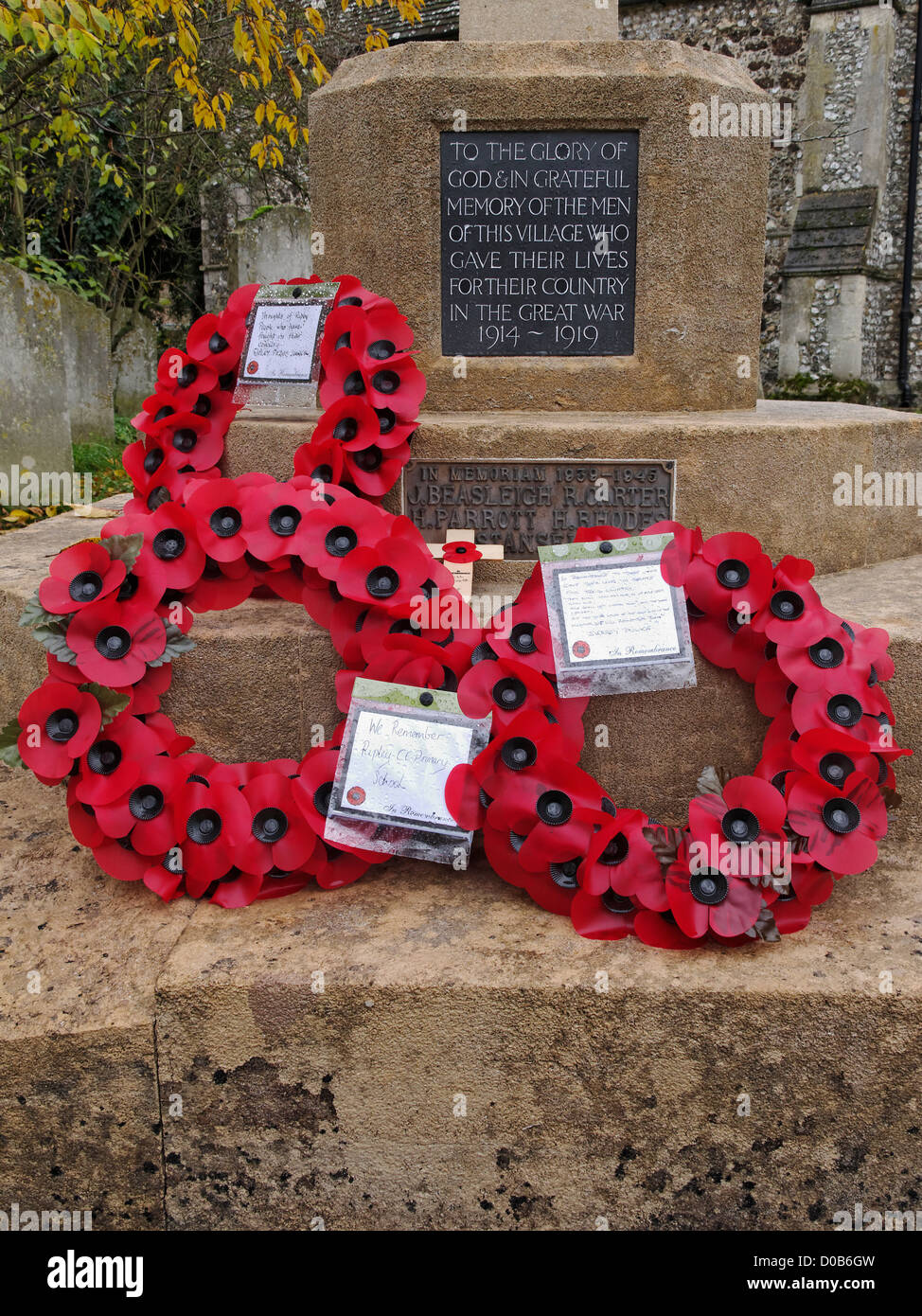Mis des couronnes au monument aux morts à Ripley, Surrey, Angleterre. Banque D'Images