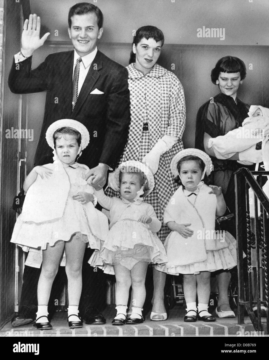 PAT BOONE avec femme Shirley et sa famille en 1958 après la naissance de leur quatrième fille. Voir la description ci-dessous Banque D'Images