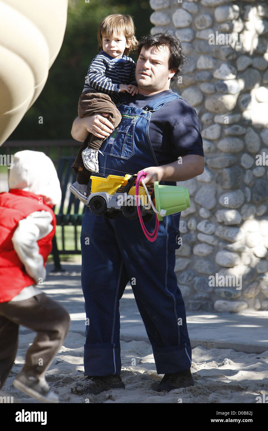 Jack Black vêtue d'une paire de bleu bébé jouant avec son fils Thomas noir  dans l'eau froide. Los Angeles, Californie Photo Stock - Alamy
