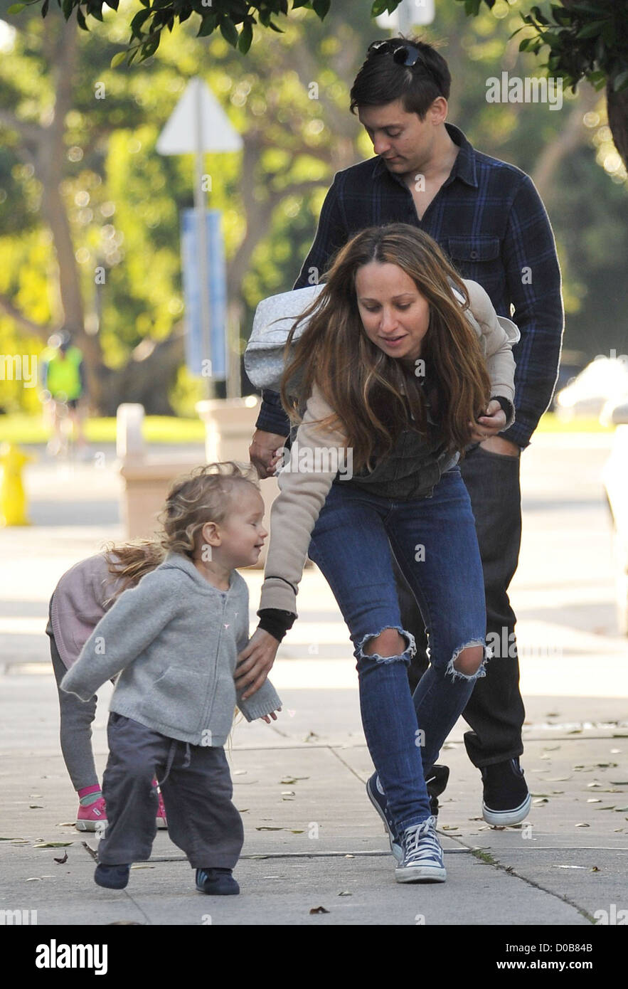Tobey Maguire et sa femme Jennifer Meyer et leurs enfants Ruby ...