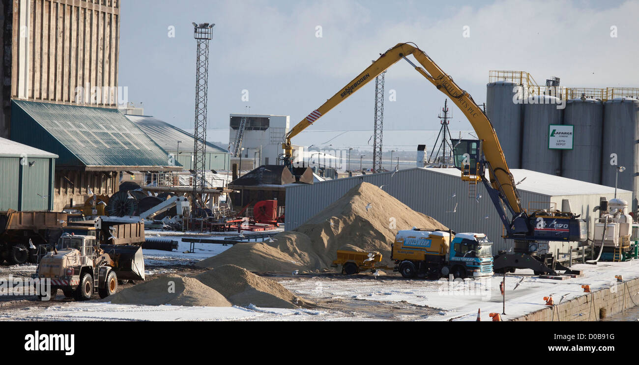 Une situation d'urgence 28 000 tonnes de sel, l'équivalent de 11 000 chargements de camion, arrive à Leith du Pérou, comme le gouvernement écossais Banque D'Images