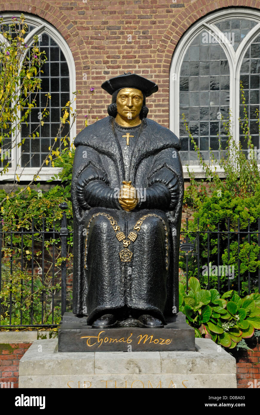 Londres, Angleterre, Royaume-Uni. Statue de Sir Thomas More, Cheyne Walk, Chelsea Embankment Banque D'Images