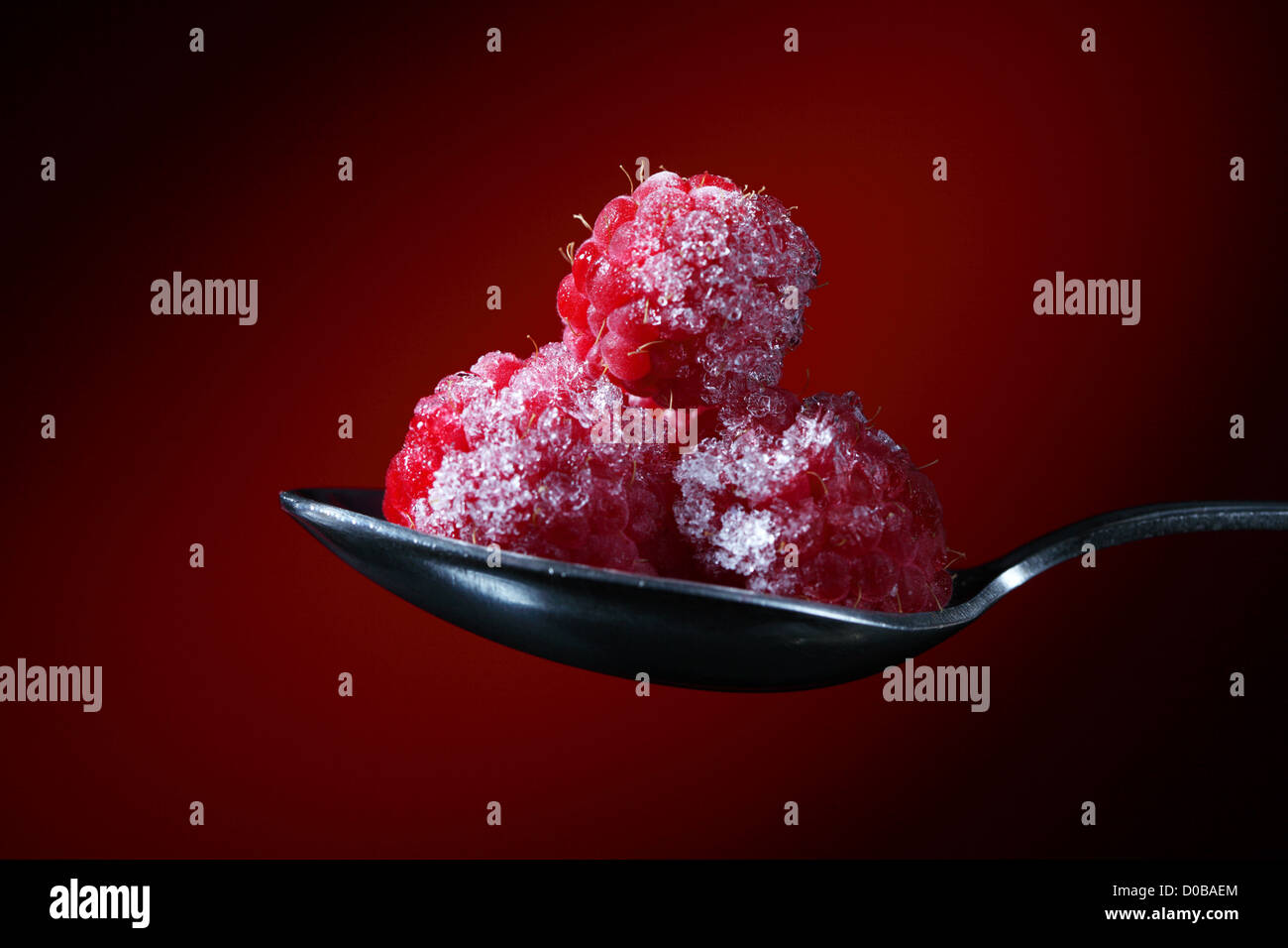 Photo couleur de tas de framboise rouge sur cuillère en métal Banque D'Images