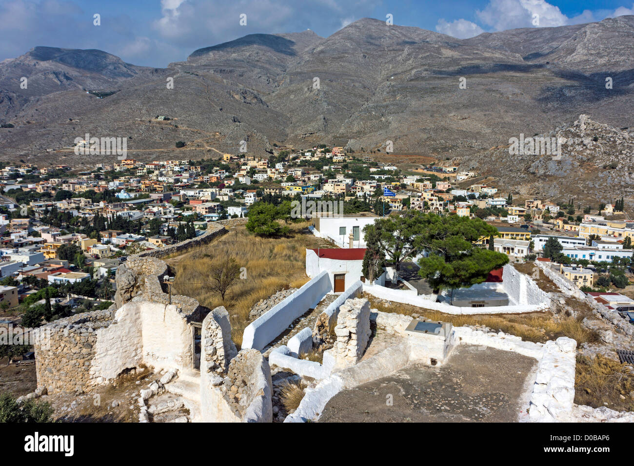 Pothia, Kalymnos, Grèce, maisons blanches, montagnes Banque D'Images