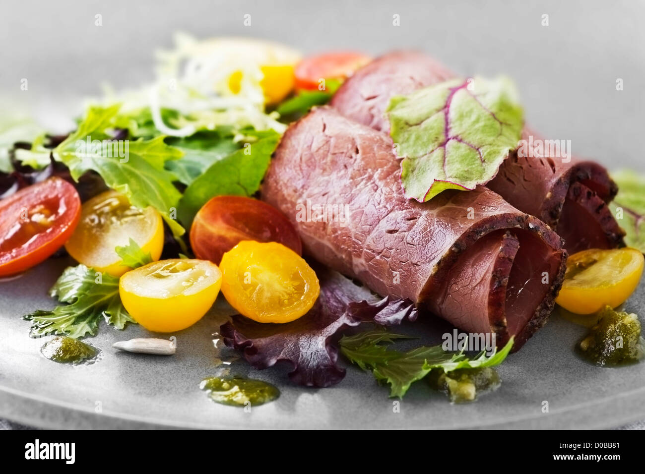 Salade fraîche avec pastrami Banque D'Images