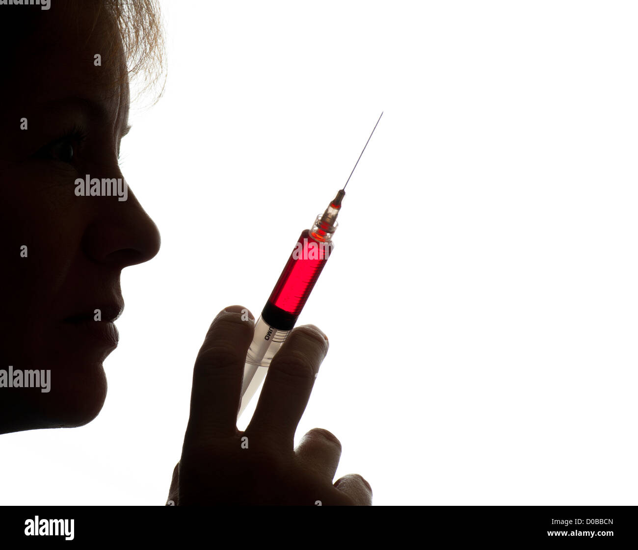 Femme médecin holding hypodermic needle Banque D'Images