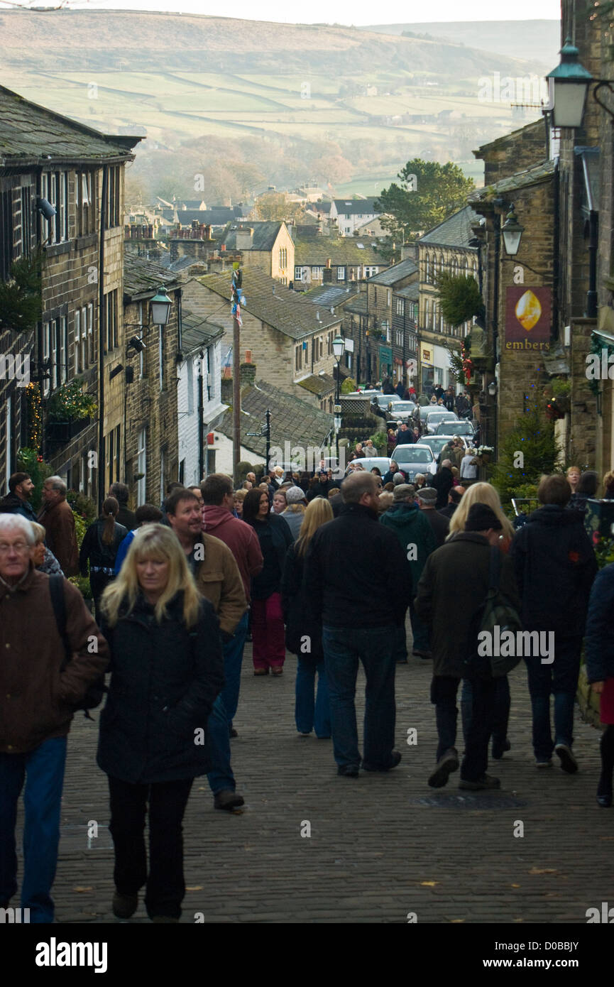 Main Street, Haworth, West Yorkshire au moment du Marché de Noël 2012 Banque D'Images