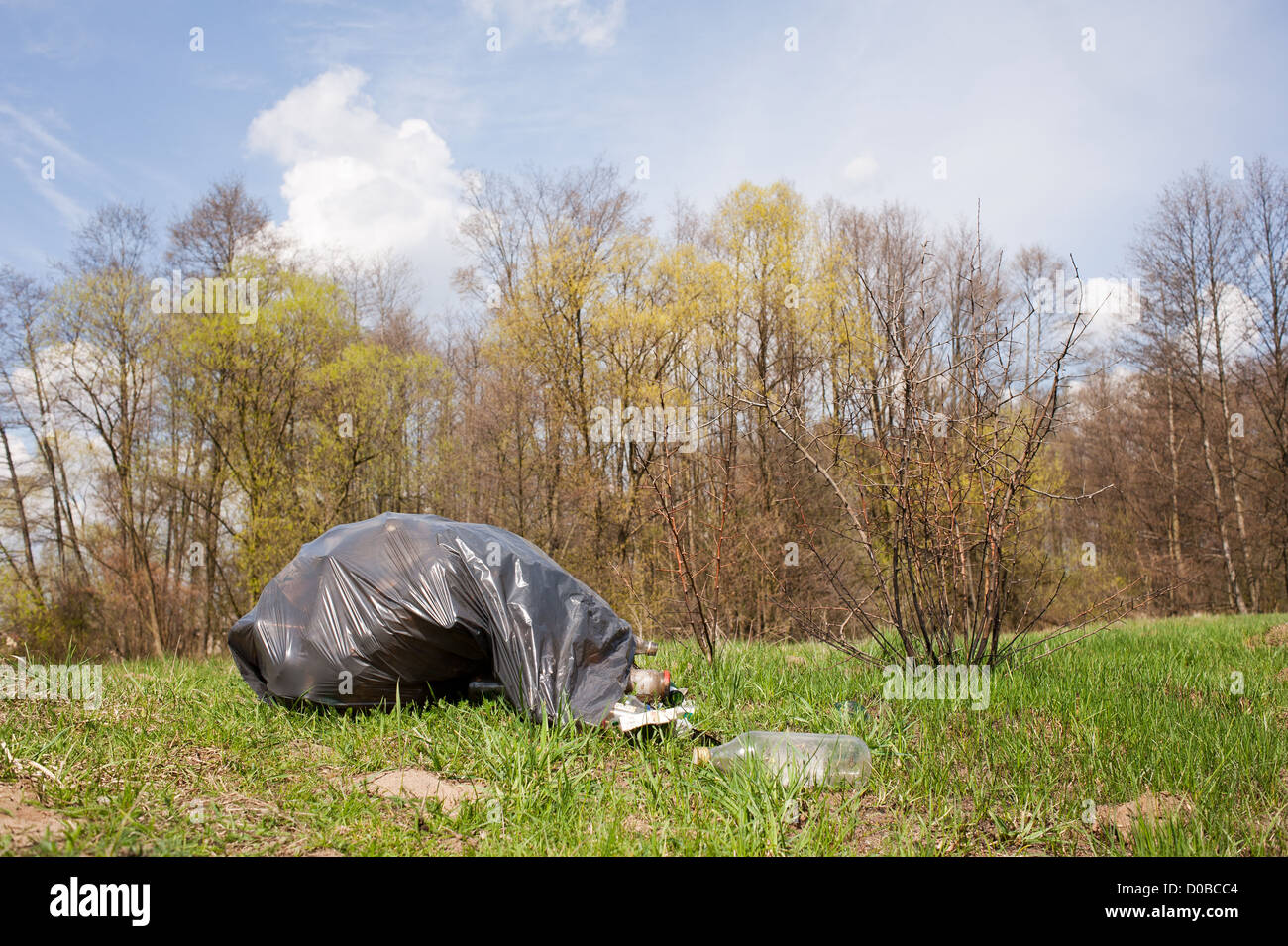 Garbage dump dans le sac en plastique dans les bois Banque D'Images