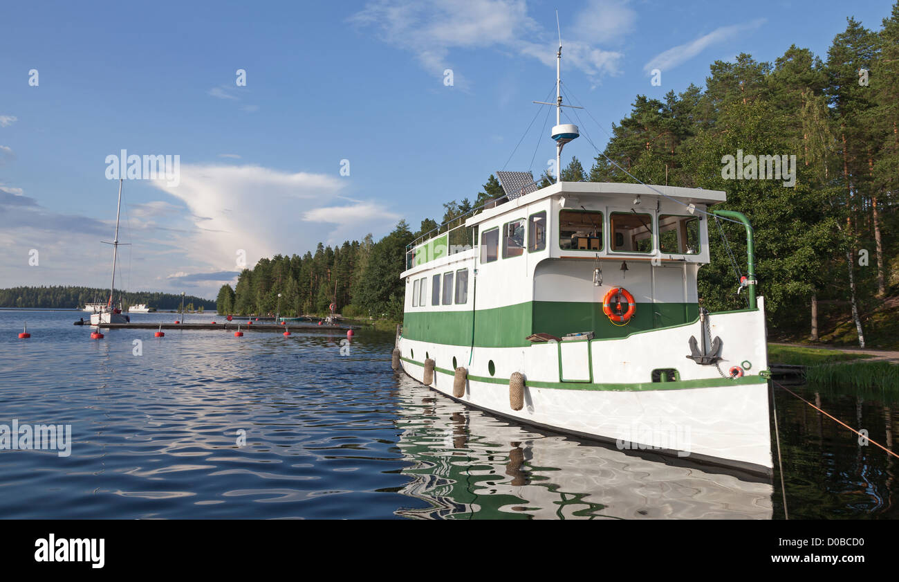 Petit bateau de plaisance blanc amarré sur le lac Saimaa en Finlande Banque D'Images