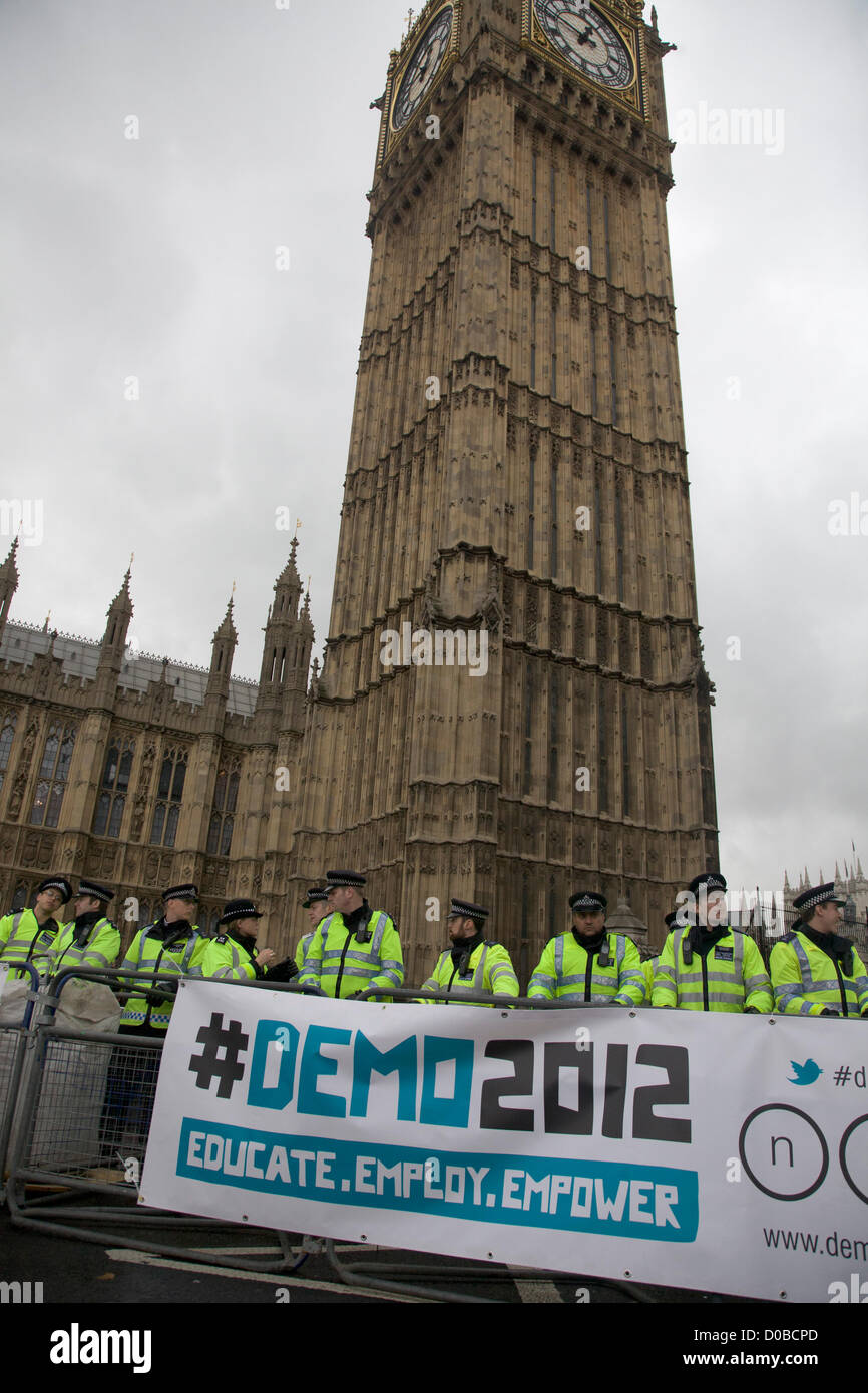 21 novembre 2012. London UK. Une manifestation étudiante organisée par l'Union nationale des étudiants contre l'éducation et l'augmentation des réductions des frais de scolarité universitaires Banque D'Images