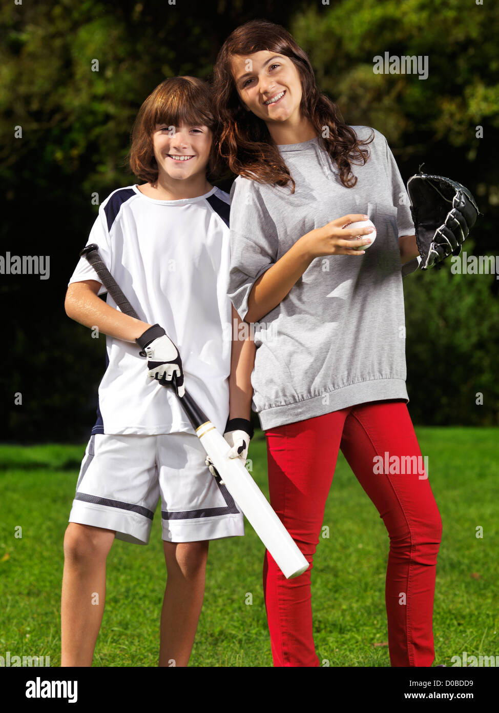 Portrait de deux happy smiling children, frère et soeur, 10 et 13, pratiquer le baseball, le style de vie en plein air de l'été actif. Banque D'Images