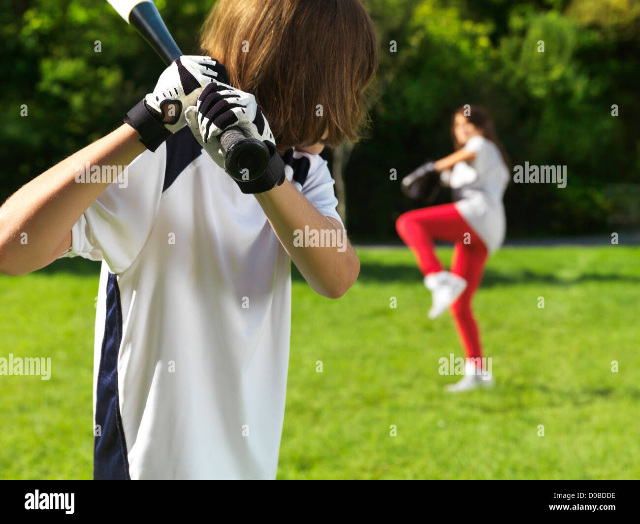 Deux enfants, garçon et fille pratiquer le baseball. L'été actif. lifesttyle Banque D'Images