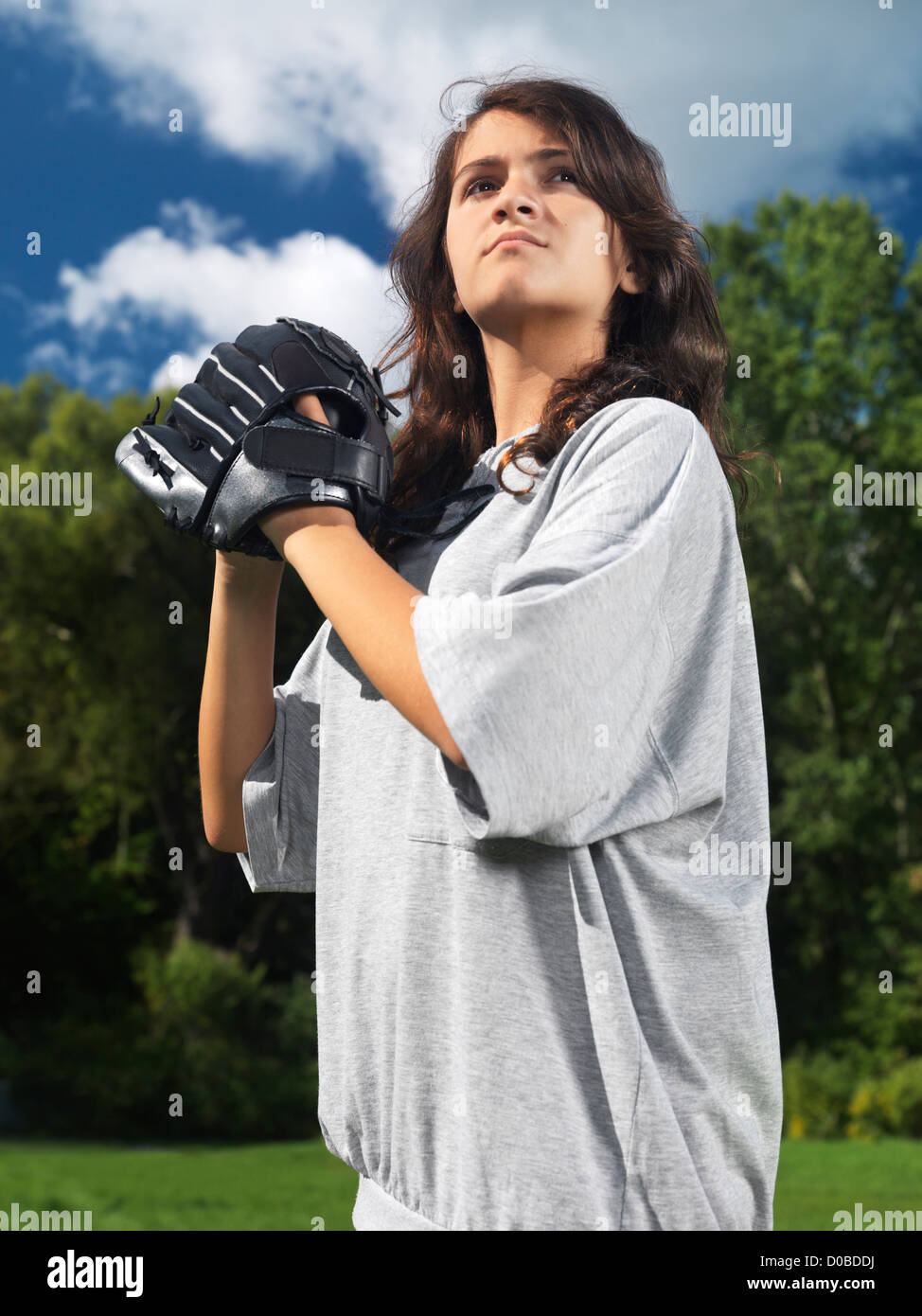 Portrait expressif d'une adolescente avec un gant de baseball pratiquer en été Banque D'Images