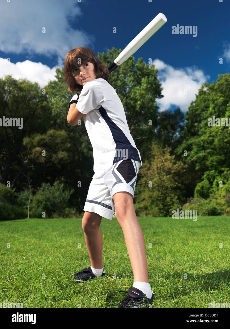 Portrait d'action d'un garçon de dix ans avec batte de base pratiquer le jeu. Enfants Sports et vie active. Banque D'Images