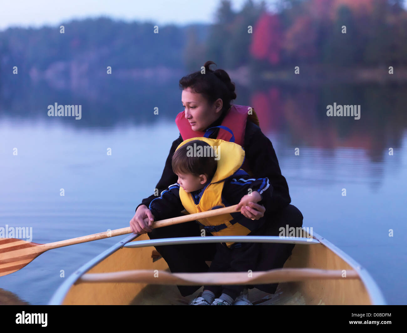 Mère d'un garçon de trois ans à l'apprentissage d'une pagaie canoë, paysages nature automne. Kilarney, Ontario, Canada. Banque D'Images