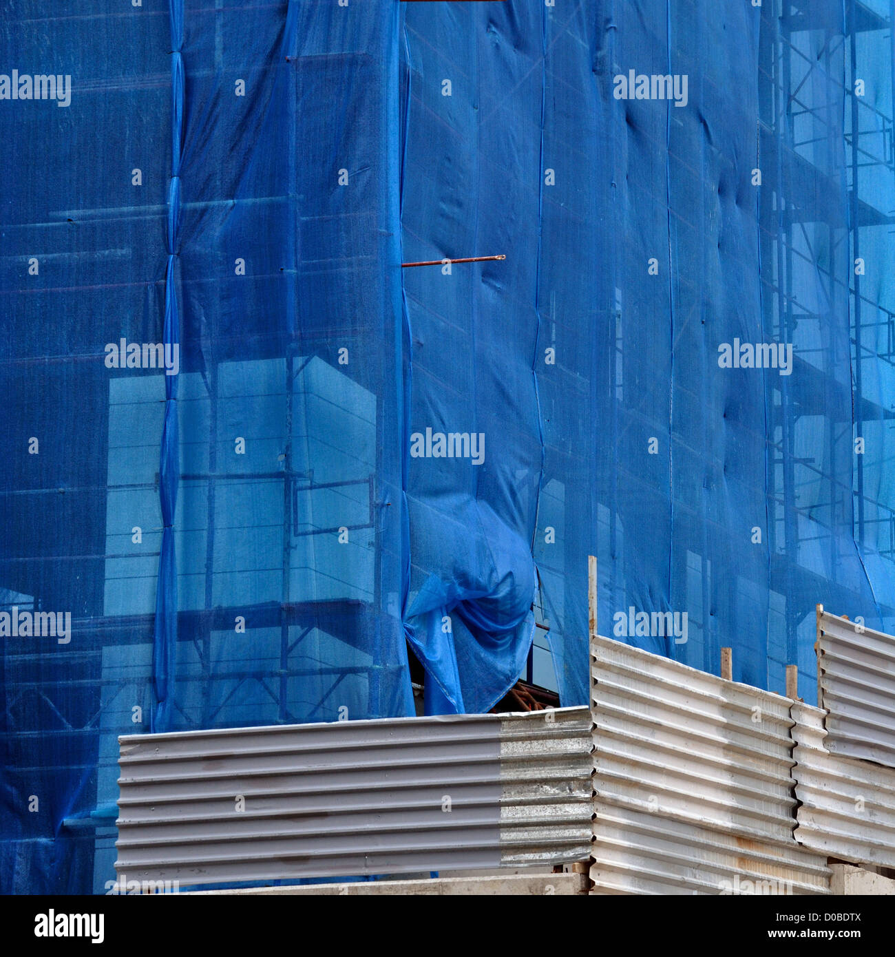 Sous les débris de construction construction site de compensation. Clôture aluminium et échafaudage. Banque D'Images