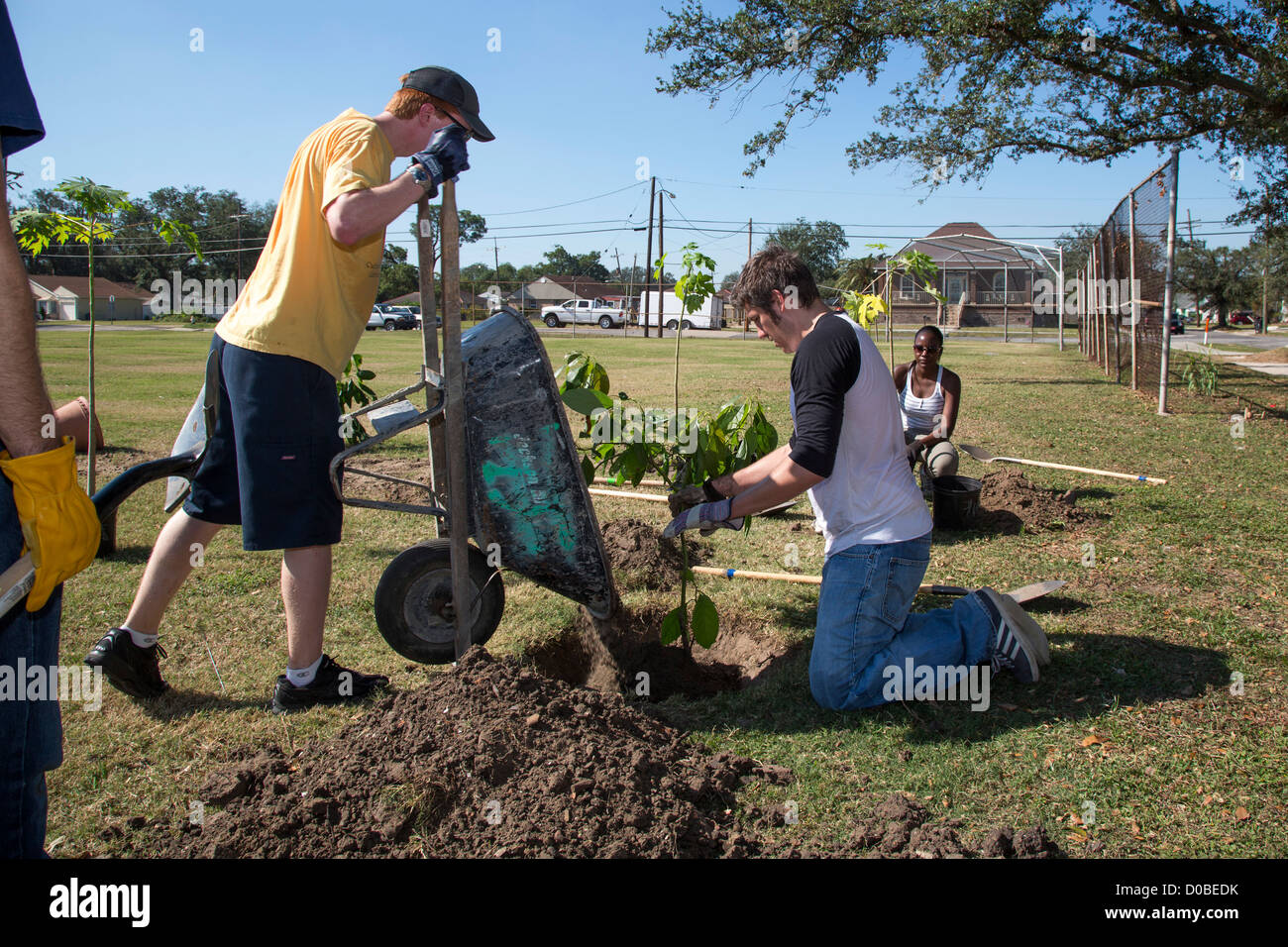 Les bénévoles travaillent sur l'aménagement paysager et de construire une école comestibles' chez Arthur Ashe Charter School de New Orleans. Banque D'Images