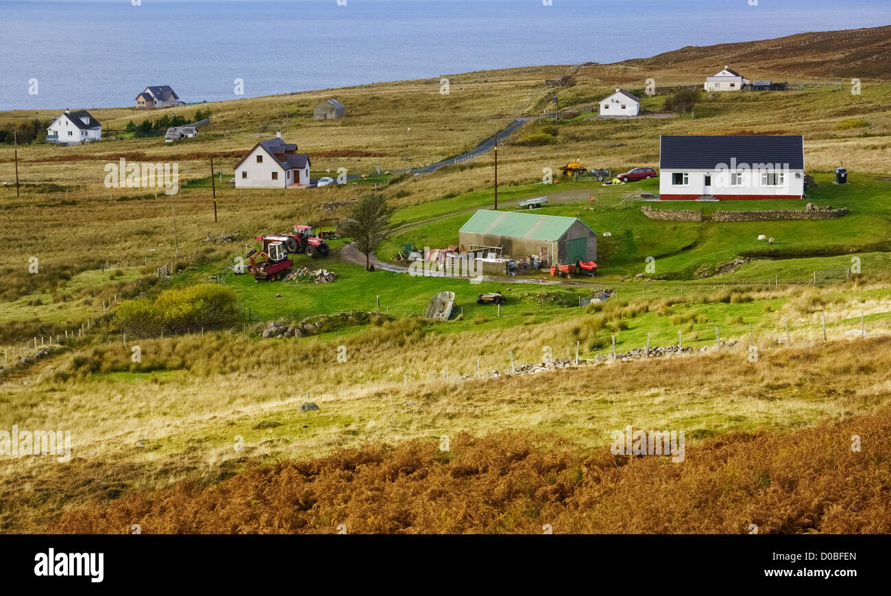 North Erradale crofts et machines agricoles par la mer dans les Highlands écossais. Banque D'Images