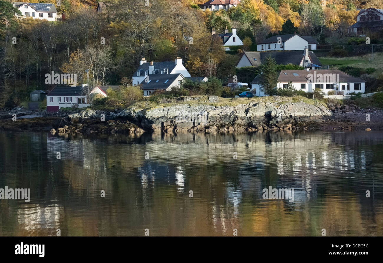 Les maisons des résidents de Charlestown près de Gairloch sur une journée ensoleillée dans les Highlands écossais. Banque D'Images