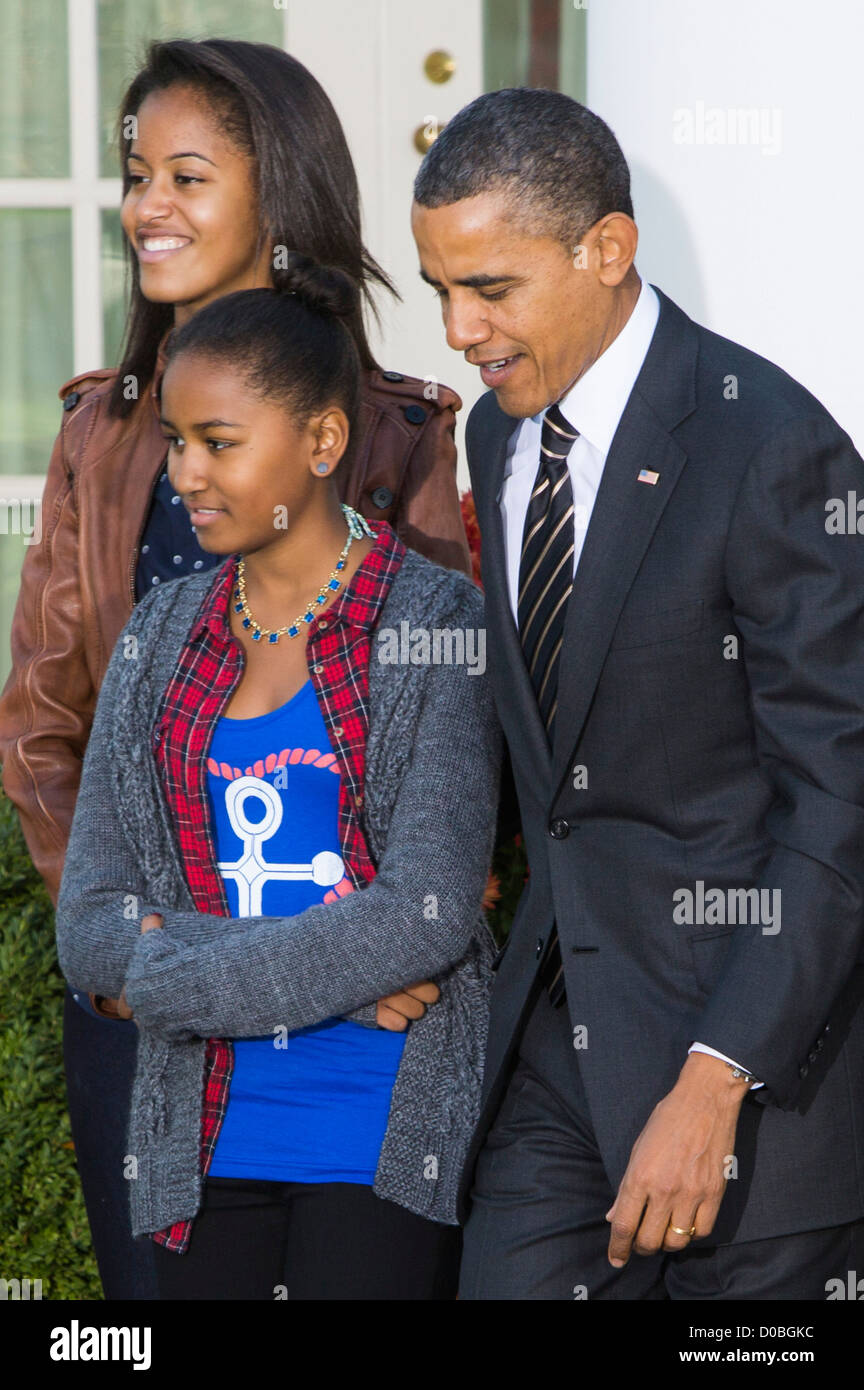 Le président Barack Obama réhabilitations la dinde de Thanksgiving National avec ses filles Sasha et Malia. Banque D'Images