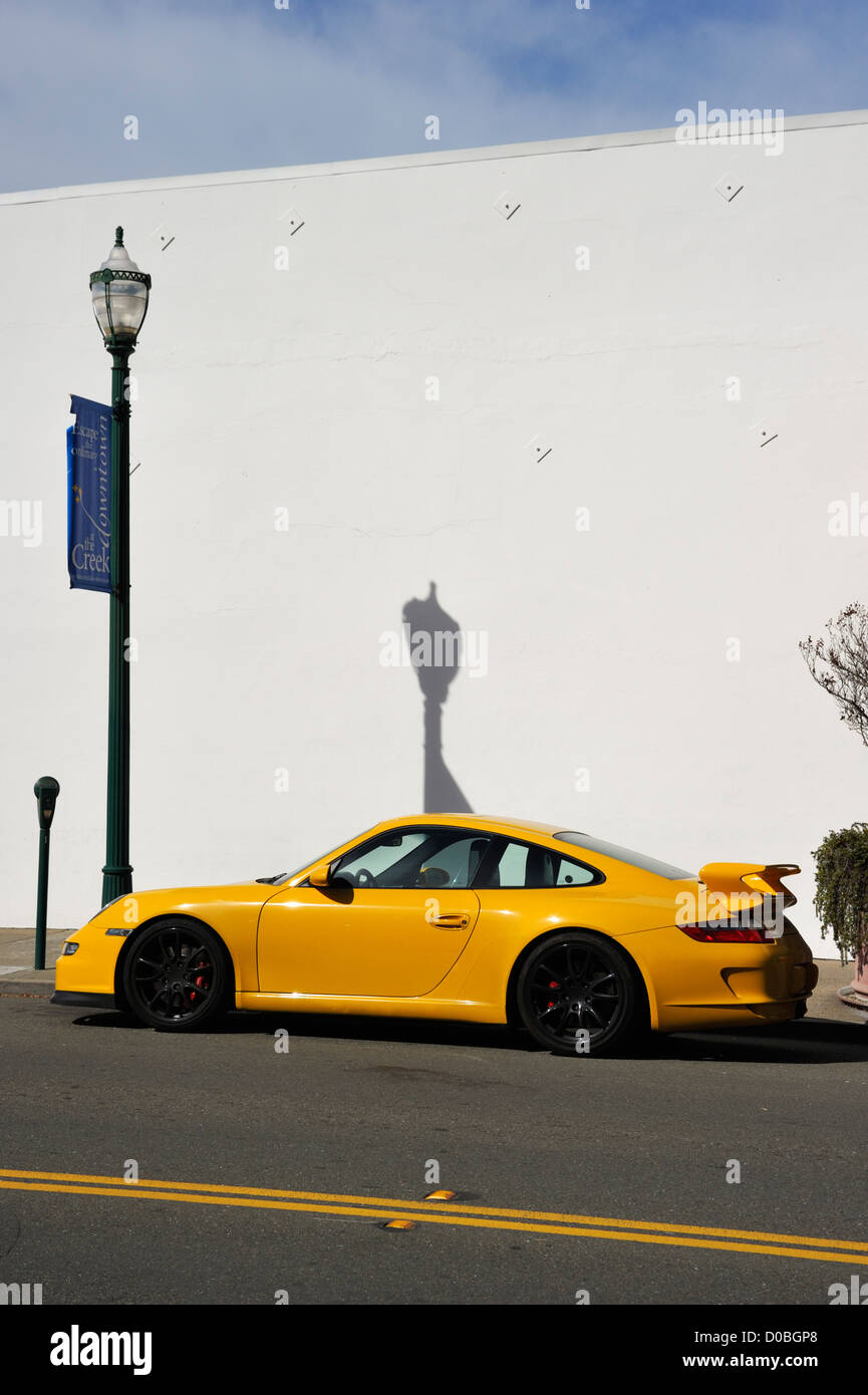 Une Porsche 911 Carrera jaune garée à Walnut Creek, CA Banque D'Images