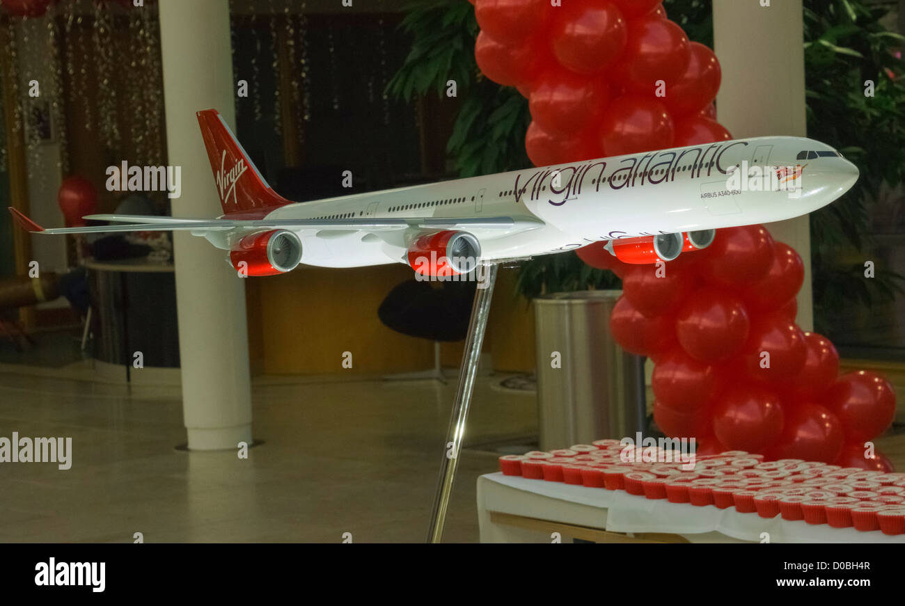 Un modèle d'un Airbus A340-600 chez Virgin, l'argent a son siège social, auparavant Northern Rock. Banque D'Images