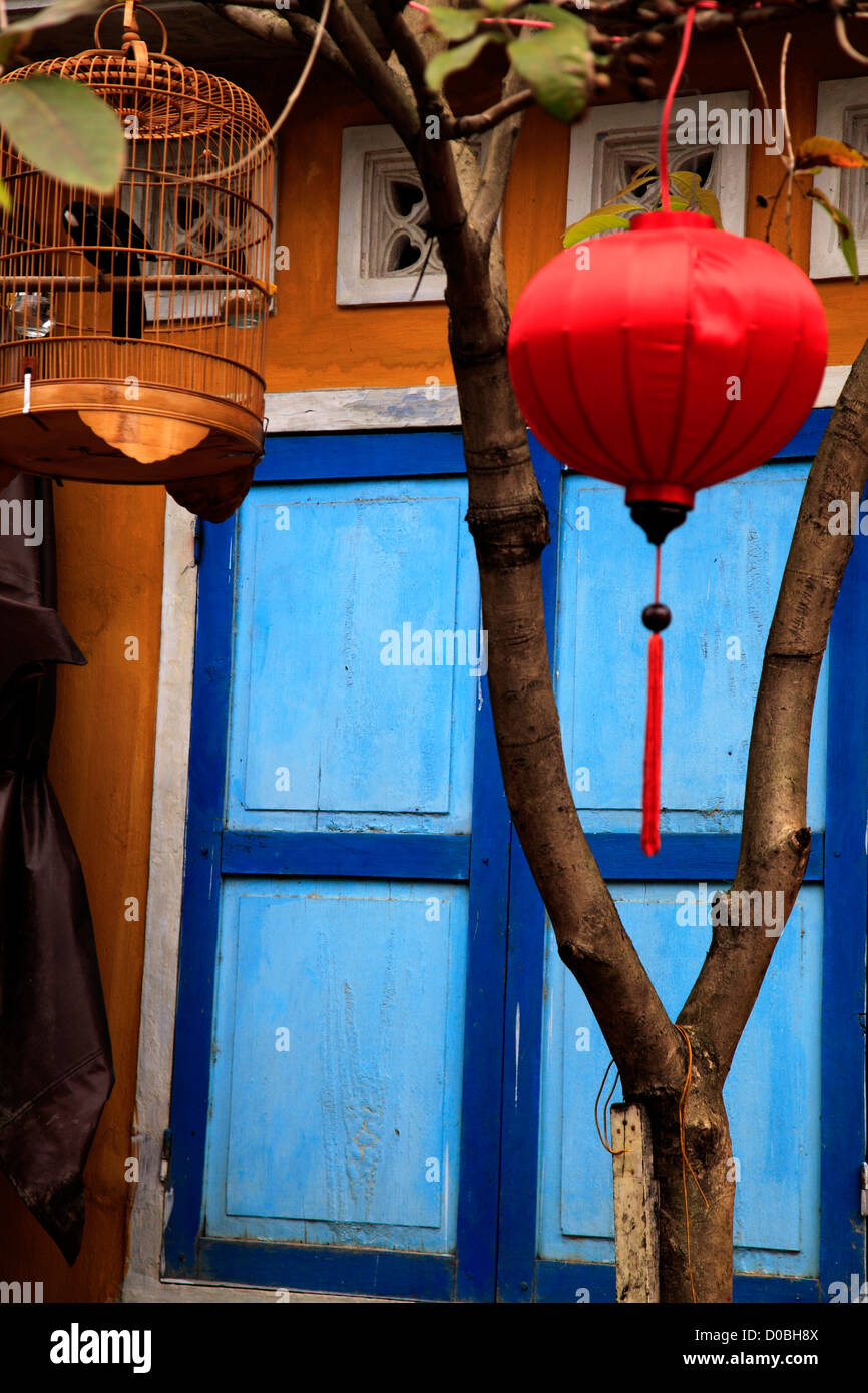 Lanterne Rouge et birdcage, Hoi An, Vietnam Banque D'Images