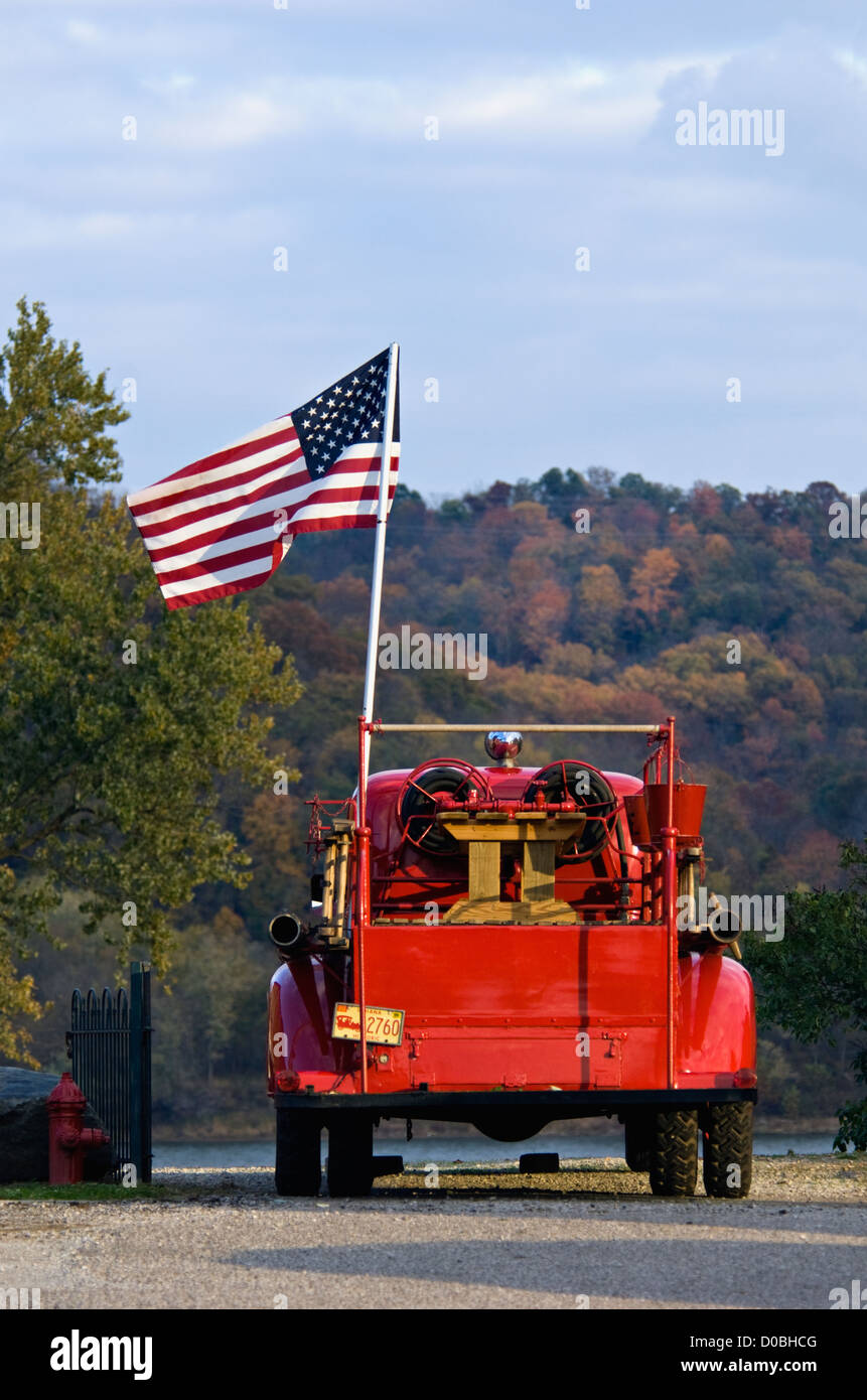 Camion de pompier antique avec le drapeau américain à Bethléem, dans l'Indiana Banque D'Images