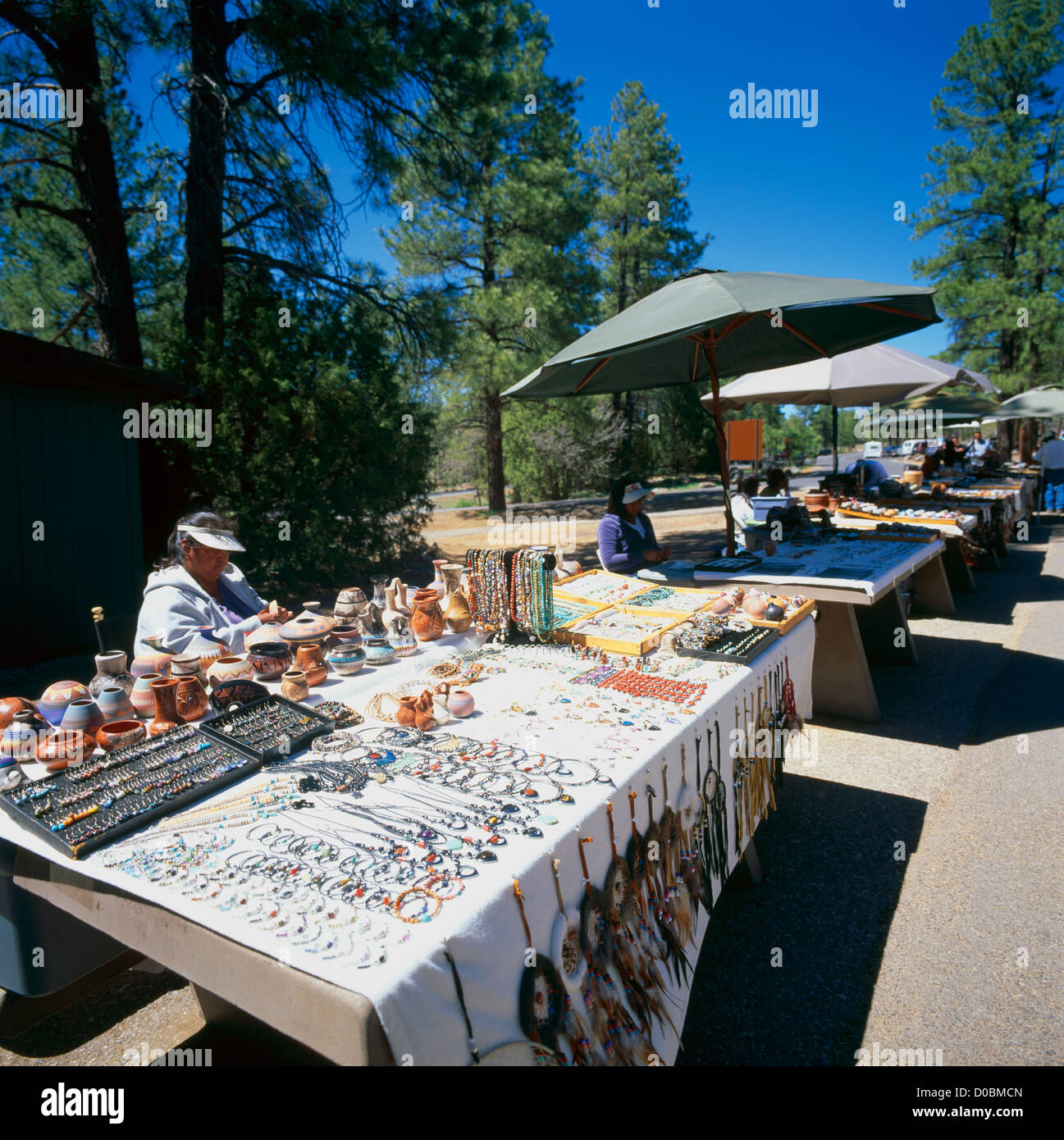 Indiens artisanaux et bijoux en vente à Oak Creek Canyon Viewpoint, dans Coconino National Forest près de Sedona, Arizona, USA Banque D'Images