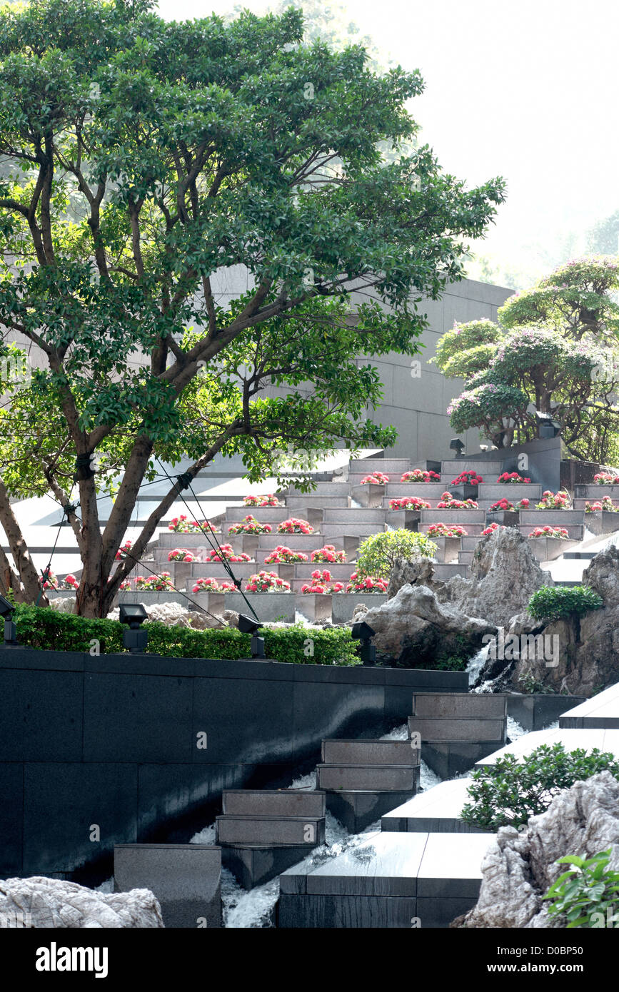 Les fleurs et les cours d'eau artificiel Bank of China Building, Central, Hong Kong SAR, Chine Banque D'Images