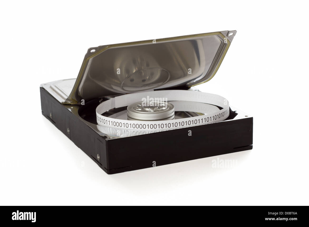 Disque dur et semi-ouverte et un ruban frisé avec le code binaire Banque D'Images