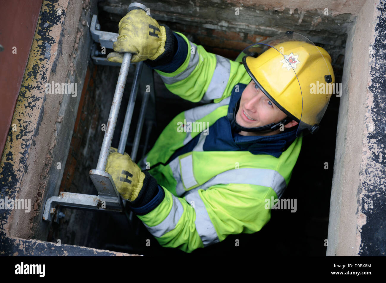 Fireman de white watch à Pontypridd Fire Station en cours de formation de galles S Banque D'Images