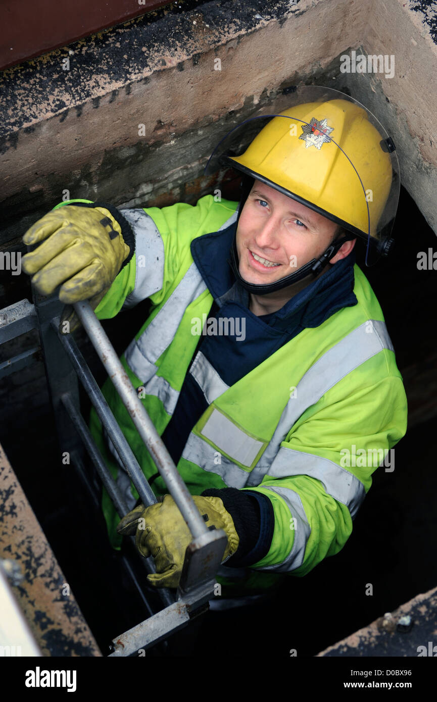 Fireman de white watch à Pontypridd Fire Station en cours de formation de galles S Banque D'Images