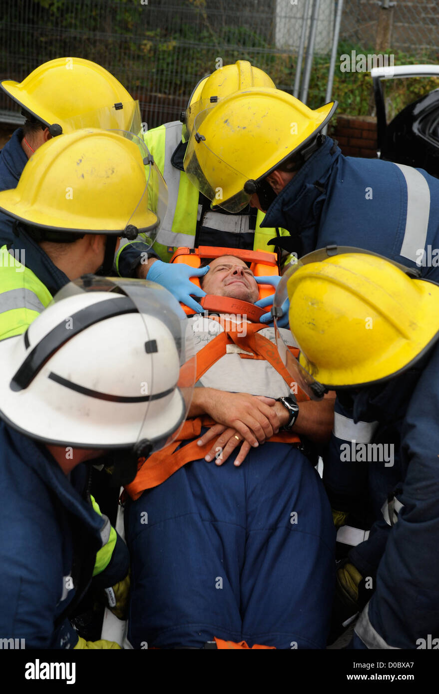 Fireman de white watch à Pontypridd Fire Station en S Wales - Une session de formation à la pratique de retirer la victime d'un traite Banque D'Images