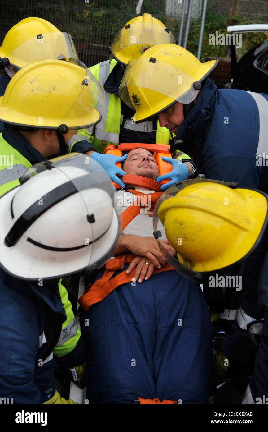 Fireman de white watch à Pontypridd Fire Station en S Wales - Une session de formation à la pratique de retirer la victime d'un traite Banque D'Images