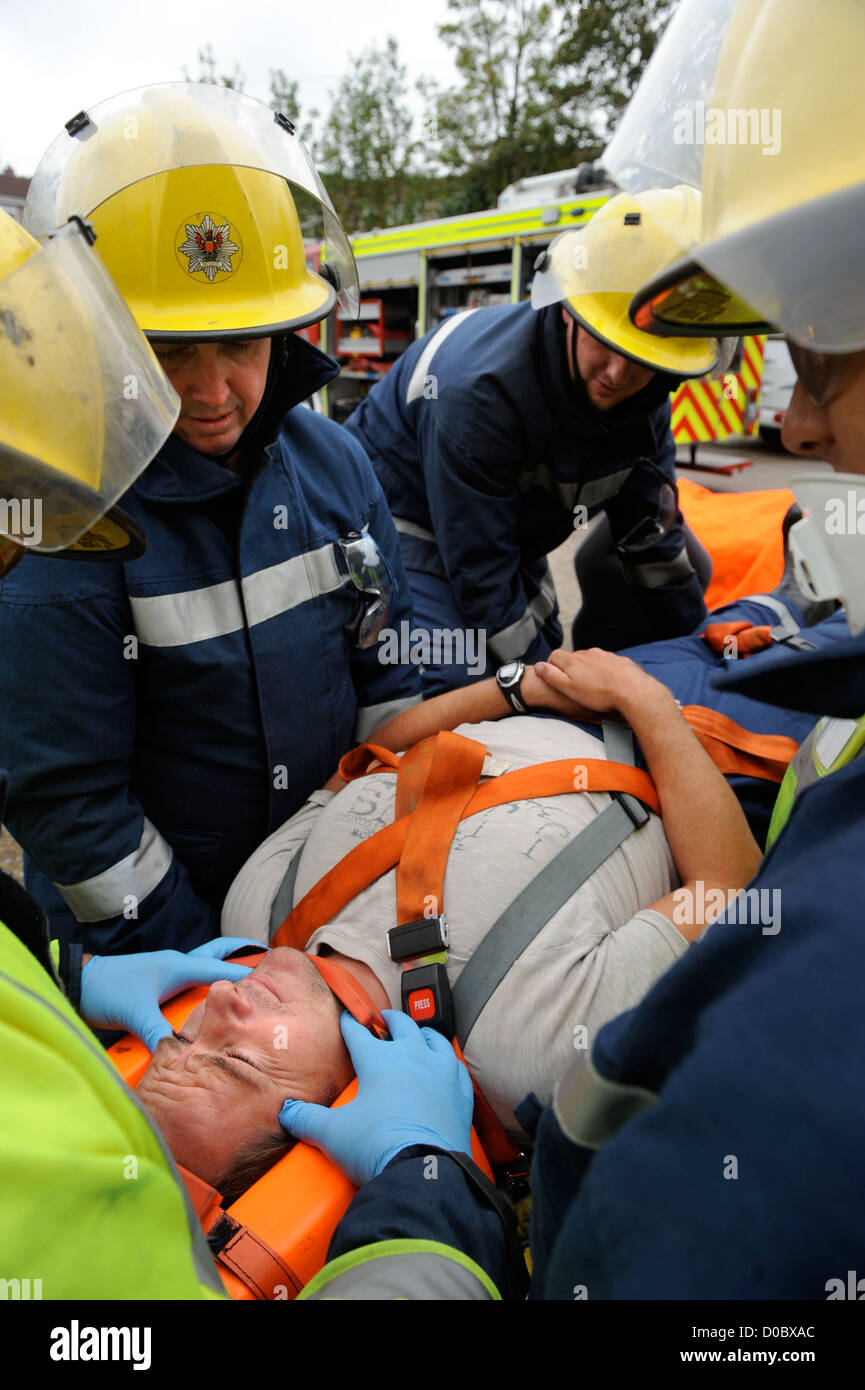 Fireman de white watch à Pontypridd Fire Station en S Wales - Une session de formation à la pratique de retirer la victime d'un traite Banque D'Images