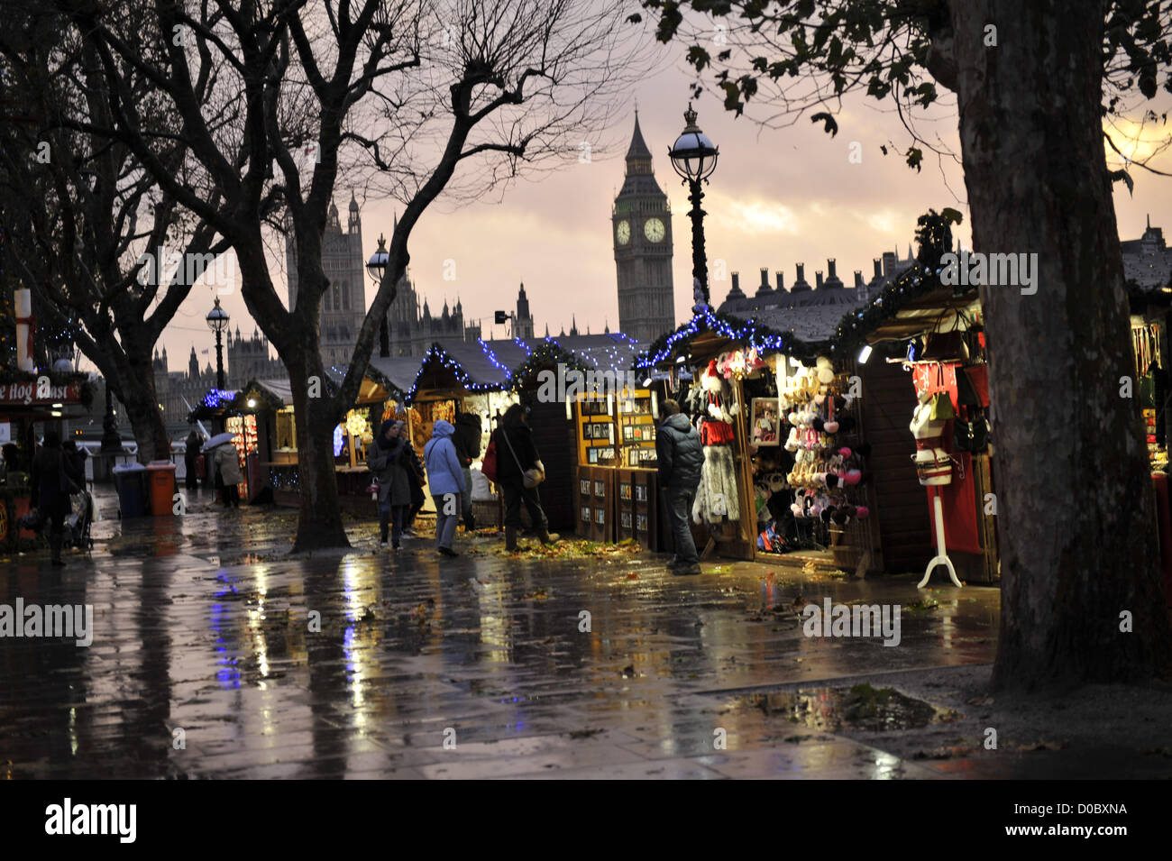 Londres, Royaume-Uni. 21 novembre 2012. Avec plus de pluie prévue à travers le Royaume-Uni, les traders sont en plein air pour les moments difficiles que nous nous sommes fixé pour les vacances de Noël en 2012 Banque D'Images