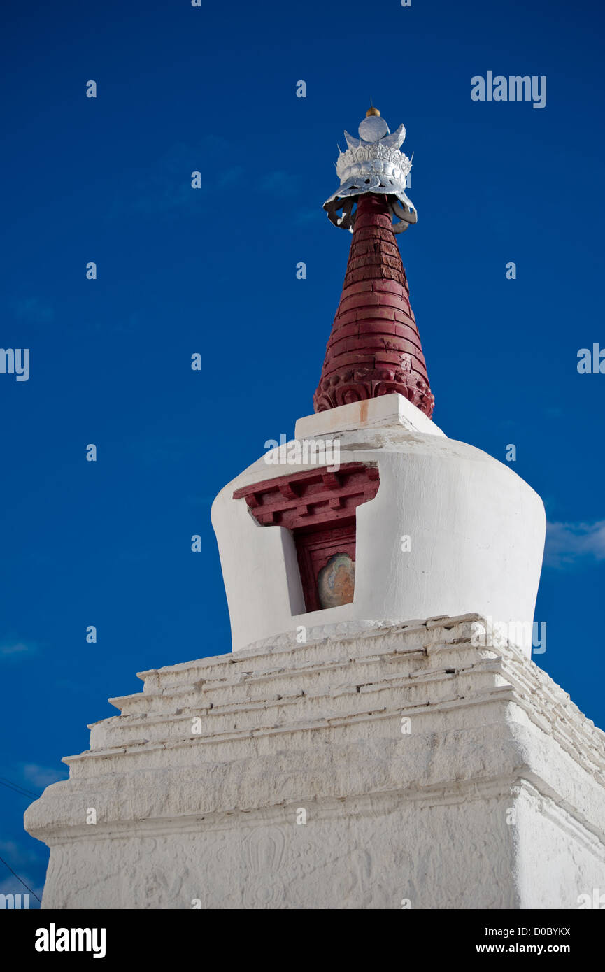 Plus de stupa bouddhiste Thiksey Gompa au ciel bleu. L'Inde, le Ladakh, le monastère de Thiksey Banque D'Images