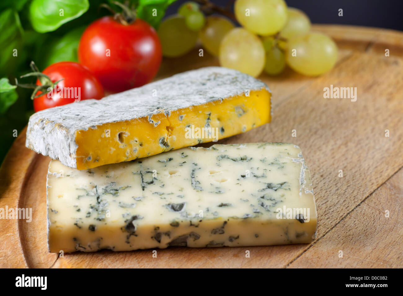 Gros plan sur une planche à découper du fromage au basilic Banque D'Images