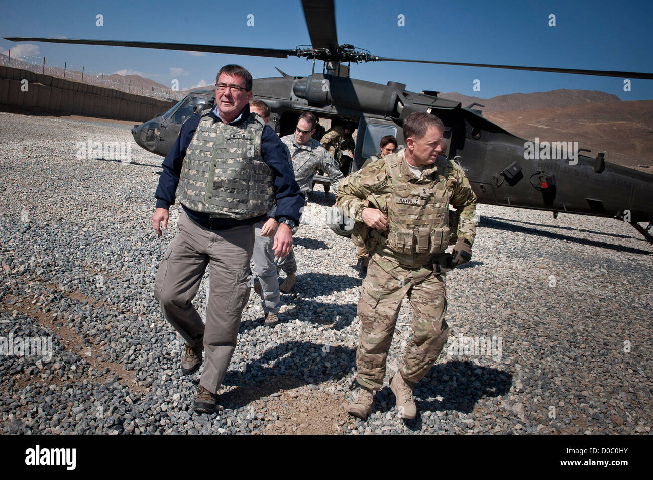 Le Secrétaire adjoint à la défense Ashton Carter et l'US Army le général William Mayville arriver au poste de combat McClain, l'Afghanistan le 22 octobre 2012. Banque D'Images