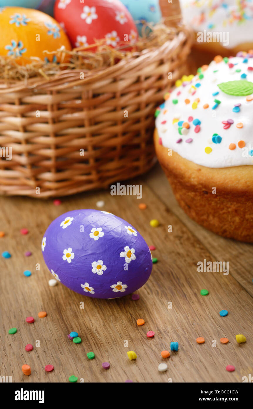 Décorations de Pâques - des œufs, des gâteaux et de panier sur le dessus de table Banque D'Images